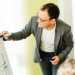 Dr. Karrenbrock bei Flipchart